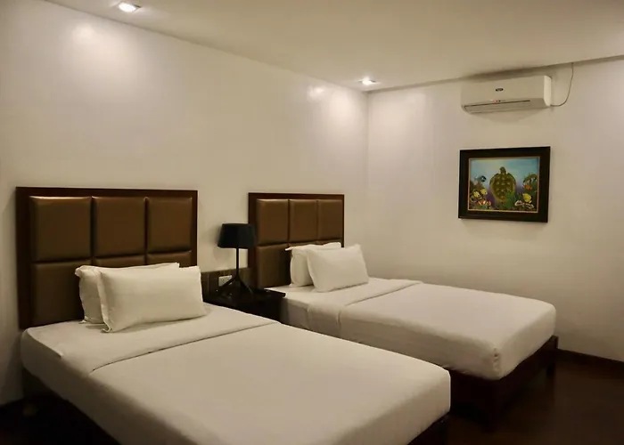 Stylish Luxury Penthouse With 3br, Wifi, Gym, Across Malls Apartment