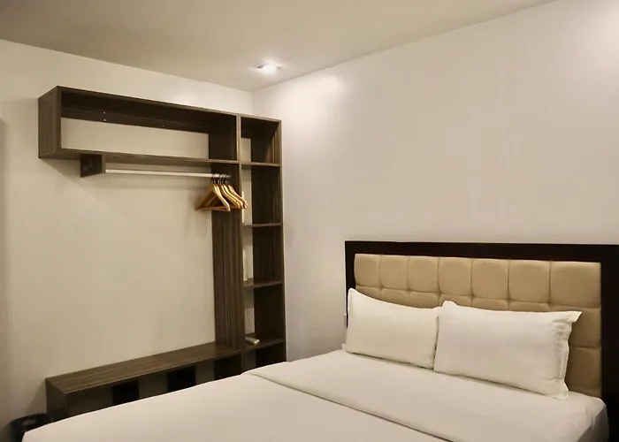 Stylish Luxury Penthouse With 3br, Wifi, Gym, Across Malls Apartment *