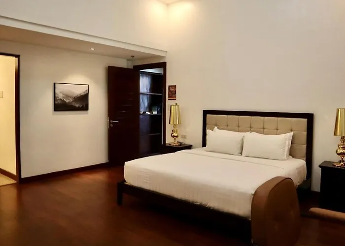 Stylish Luxury Penthouse With 3br, Wifi, Gym, Across Malls Apartment