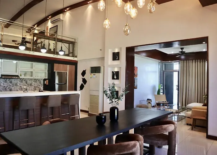 Stylish Luxury Penthouse With 3br, Wifi, Gym, Across Malls Apartment *