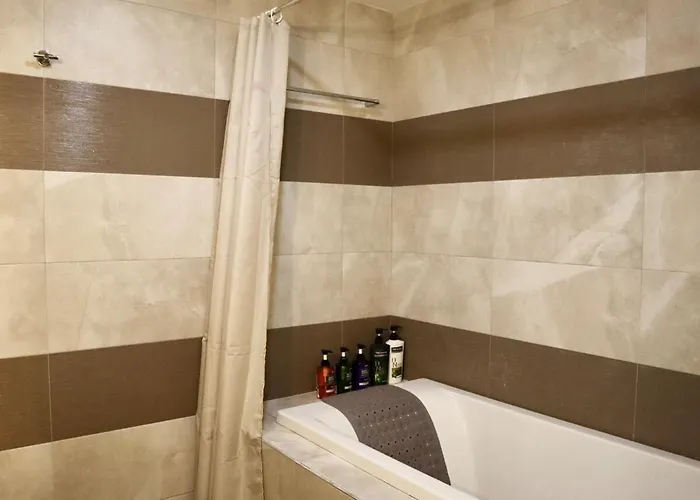 Stylish Luxury Penthouse With 3br, Wifi, Gym, Across Malls *