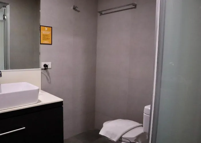 Stylish Luxury Penthouse With 3br, Wifi, Gym, Across Malls Apartment *