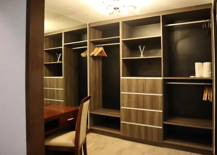 Apartment Stylish Luxury Penthouse With 3br, Wifi, Gym, Across Malls *