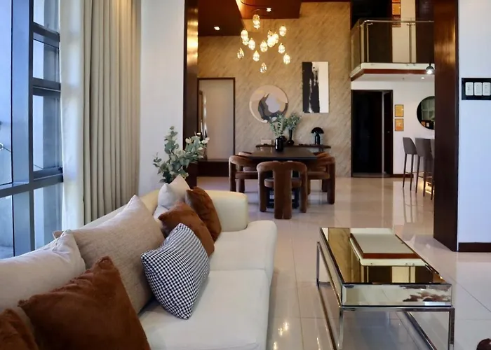 Stylish Luxury Penthouse With 3br, Wifi, Gym, Across Malls *