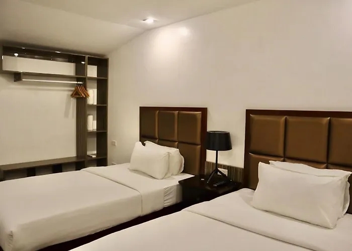 Stylish Luxury Penthouse With 3br, Wifi, Gym, Across Malls