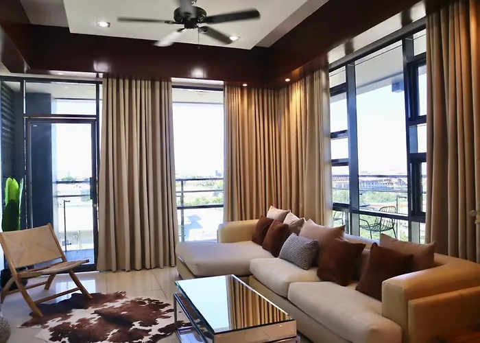 Stylish Luxury Penthouse With 3br, Wifi, Gym, Across Malls Apartment