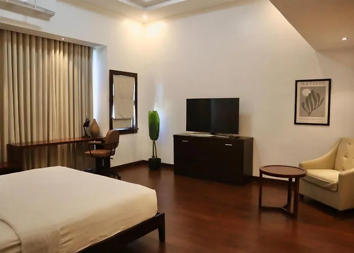 Stylish Luxury Penthouse With 3br, Wifi, Gym, Across Malls