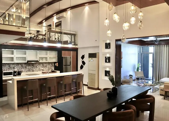 Stylish Luxury Penthouse With 3br, Wifi, Gym, Across Malls